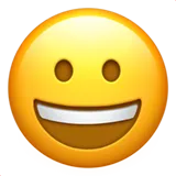 Широко улыбается